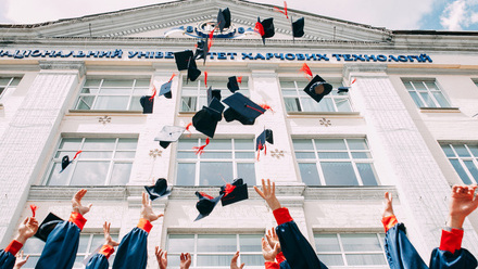 Sept 2023 Blog - University - graduation hats.jpg
